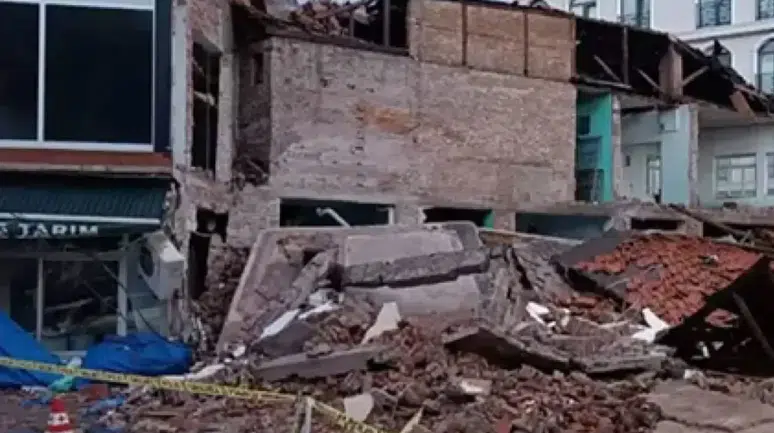 Sındırgı'daki 6.1 büyüklüğündeki depremde 127 yapı ağır hasar aldı, DASK'a 197 ihbar yapıldı.