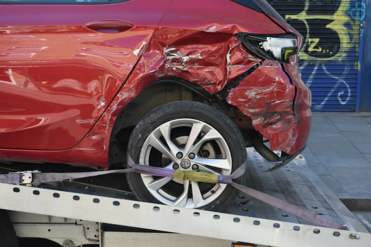 Kurgu trafik kazası soruşturmasında hasarlı araç çekici üzerinde taşınıyor